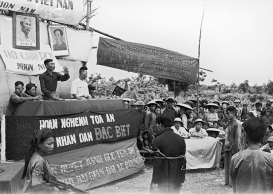 Đấu tố địa chủ năm 1955 ở miền Bắc Việt Nam.