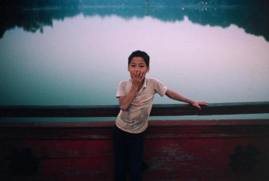 Một cậu bé trên cầu Thê Húc. Hà Nội, 1989. Ảnh: David Alan Harvey