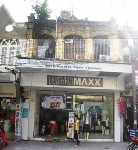 Nó vẫn giữ nguyên dáng dấp xưa, tuy ngày nay là cửa hàng thời trang Nino Max