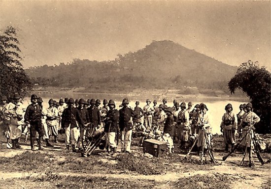 001.Quân Pháp dừng chân bên bờ sông Claire  gần Lang-Son