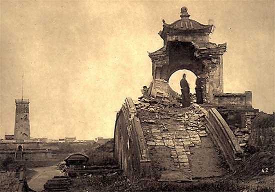 002.Cổng thành Nam-Ðịnh bị pháo binh Pháp dội sập