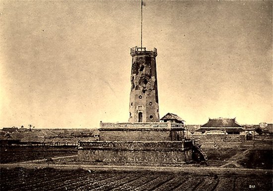 003.Tháp canh của thành Nam-Ðịnh bị pháo binh Pháp bắn trúng
