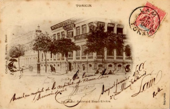 Cận cảnh NXB Schneider Nhật ấn bưu điện 22/06/1904. Đèn đường thay bằng loại khác. Tên của F. H Schneider ghi rõ trên biển hiệu tòa nhà. Góc phố bên dưới thường thấy các bà bán hàng rong ngồi nghỉ. 