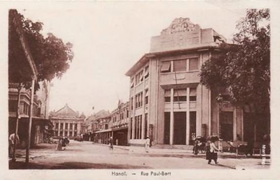 Để sau đó mọc lên tòa nhà Chi nhánh Ngân hàng Pháp - Hoa (Banque Franco Chinoise) với phong cách Art Deco. Đó là khoảng năm 1925 khi các ngân hàng Banque de Paris, Pays - Bas, Banque de l'Indochine, Banque Lazard cùng Chính phủ Trung Hoa thành lập lên ngân hàng này.