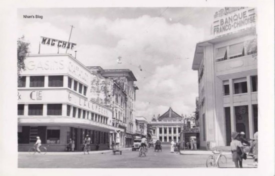 Hình dáng này giữ đến khi tòa nhà mang tên hiệu sách Hà Nội - Huế - Sài Gòn (sau là hiệu sách Quốc văn)