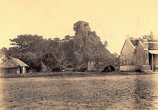 Ðồn lính Pháp ở trên tảng đá lớn ở Ninh-Bình