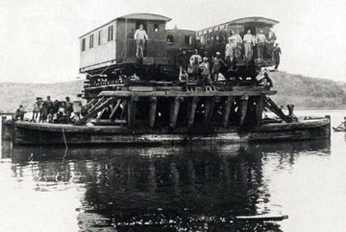 Tàu lửa tuyến Sài Gòn - Mỹ Tho phải 'lụy" phà qua sông lúc 2 cây cầu sắt Tân An và Bến Lức chưa xây xong. Ảnh tư liệu