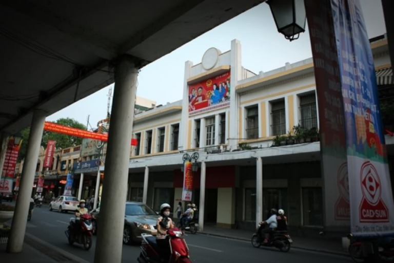 Nhà triển lãm 45 Tràng Tiền được nhìn qua hàng hiên trên phố Tràng Tiền, một nét rất đặc trưng.