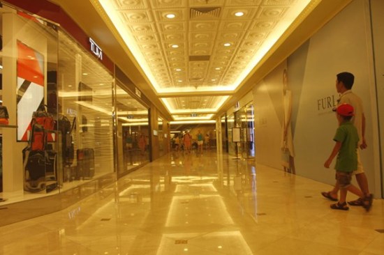 013.Hành lang dẫn vào các gian hàng ở tầng 2 Tràng Tiền Plaza