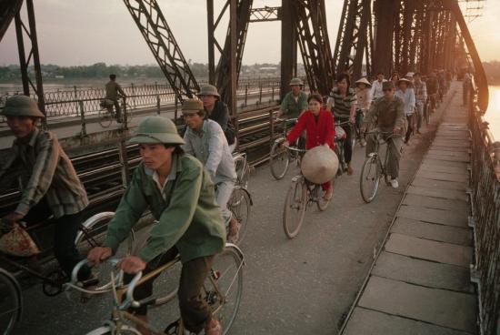 Sau một ngày làm việc, người lao động trở về nhà trên cầu Long Biên (Hà Nội), cây cầu từng bị bom đạn Mỹ phá hủy trong thời chiến tranh.