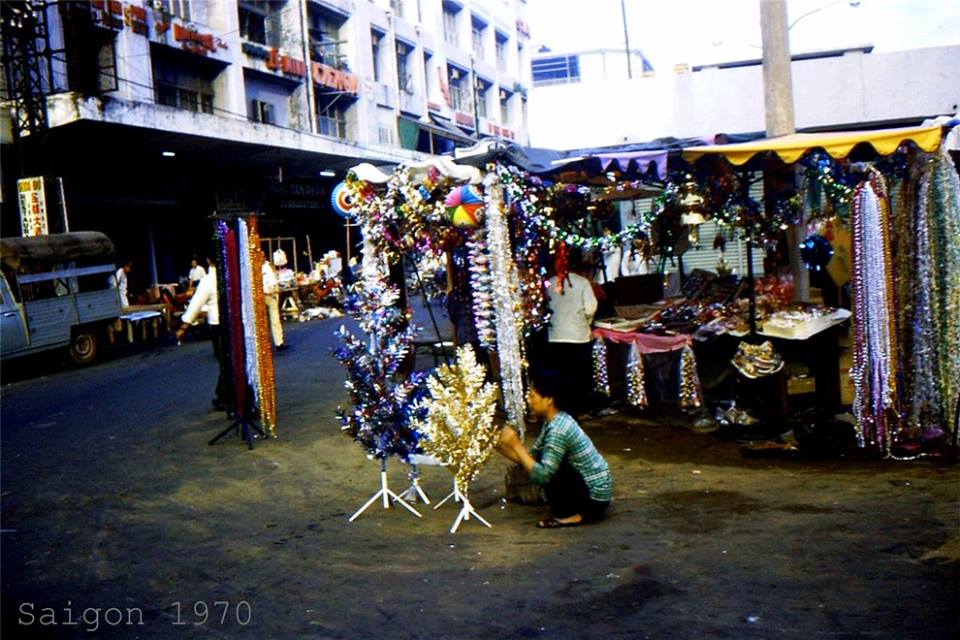Một kios bán đồ trang trí Giáng sinh trên đường Nguyễn Huệ, 1970.