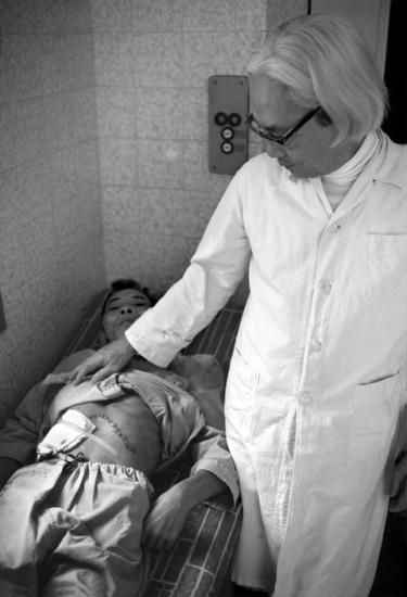 Bác sĩ Tôn Thất Tùng bên một cựu chiến binh, người đã nhiễm chất độc da cam trong chiến tranh và biến chứng thành ung thư gan.