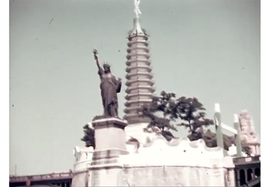 Phiên bản tượng Nữ thần Tự do của Frédéric Auguste Bartholdi và mô hình (có lẽ là) tháp chùa Thiên Mụ phía sau trong khu Đông Dương. Độ chính xác và chi tiết thua xa với mô hình ở Đấu xảo Thuộc địa 1931 cũng ở Paris đã giới thiệu ở trên.