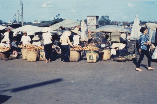 Cảnh họp chợ dọc bến Ninh Kiều.