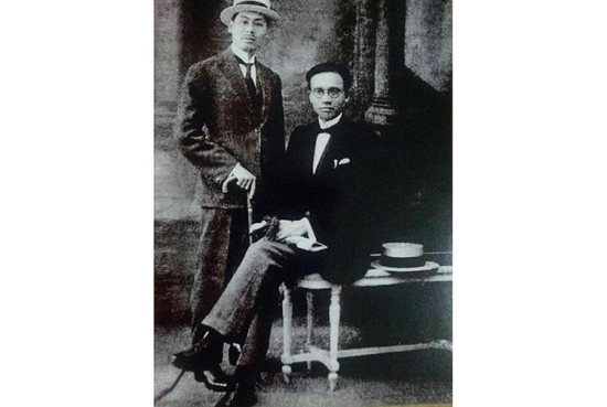 Phạm Quỳnh (ngồi) cùng Phạm Duy Tốn tại Paris năm 1922. Nhờ chuyến đi dự Đấu xảo này mà Phạm Quỳnh lần đầu tiên mặc Âu phục