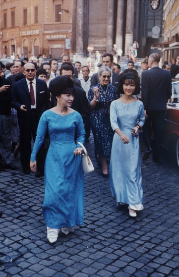 Bà Trần Lệ Xuân cùng con gái Ngô Đình Lệ Thủy tại Paris trong chuyến công du châu Âu năm 1963. Ảnh: John Leongard.