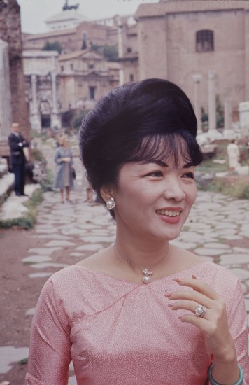 Khi tới Rome, thủ đô của Italia, bà Nhu mặc áo dài màu hồng. Ảnh: John Leongard.
