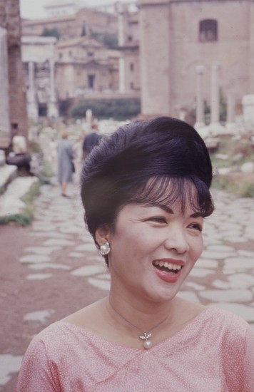  Khi tới Rome, thủ đô của Italia, bà Nhu mặc áo dài màu hồng. Ảnh: John Leongard.