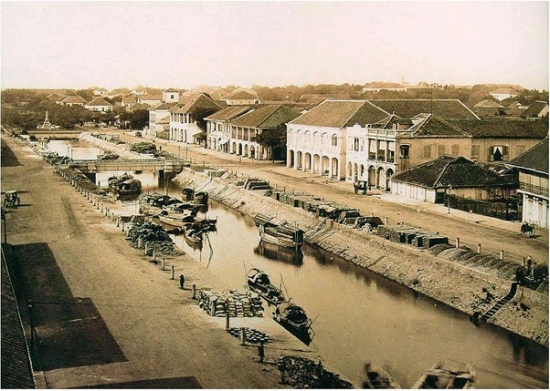 002.Kênh Chợ Vải (Kênh Lớn) và đường Charner nhìn từ phía sông Sài Gòn vào phía tòa Thị chính (lúc này chưa xây) và cũng chưa thấy có Nhà thờ Đức Bà (khởi công 1877, hoàn thành 1880). Nguồn: .flickr.com/manhhai