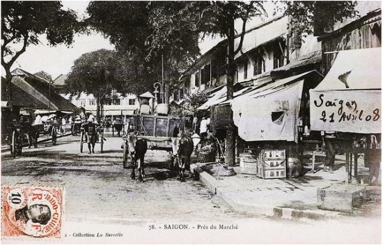 008.VIETNAM – COCHINCHINE – SAÏGON – Près du Marché đường bên phải là rue Vannier, sau này là Ngô Đức Kế. Chữ viết tay trên hình ghi ngày 21 Avril 1908. Nguồn flickr.com/manhhai