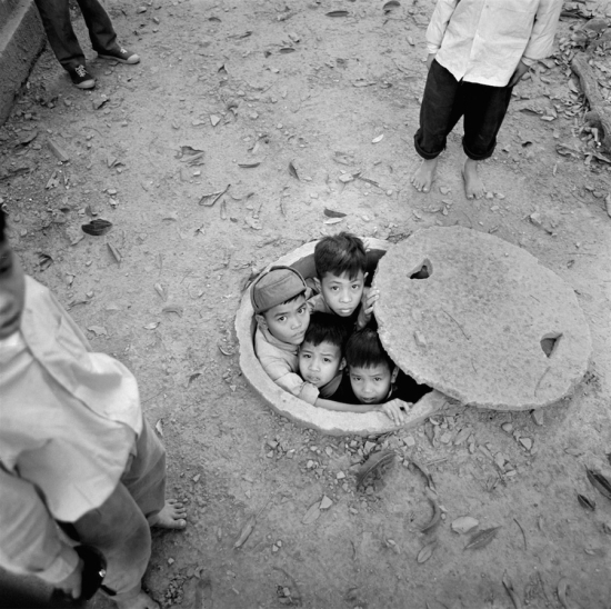 Trẻ em nấp dưới hầm trú bom.