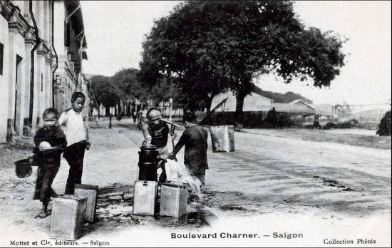 017.Gánh nước. Saigon – boulevard Charner. Đây là đường Bến Chương Dương, đoạn gần cầu Mống (thấy mờ mờ ở phía bên phải ảnh), nhưng trên postcard ghi là ĐL Charner.