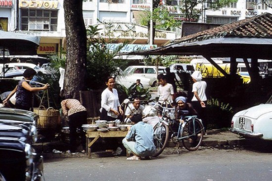 020.Quán cơm trưa trên đường Nguyễn Huệ (1966). Nguồn: vietnamese.org.au/