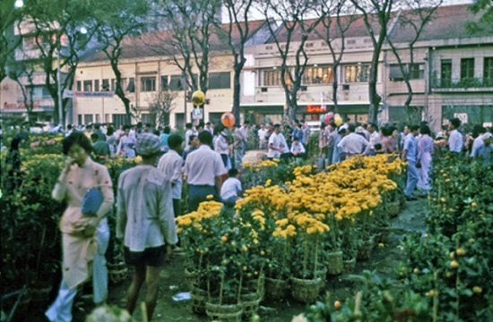 024.Chợ hoa Nguyễn Huệ (circa 1966-7). Nguồn: flickr.com