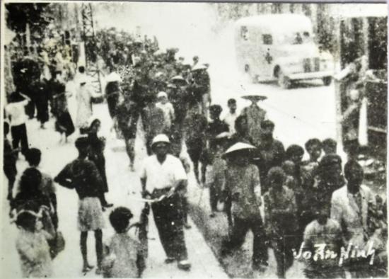 Trước chợ Cửa Nam (Hoàn Kiếm), những nạn nhân còn đủ sức cất bước đi thành từng đoàn người về trại Giáp Bát và Viện Tế bần (sau phố Sinh Từ - Nguyễn Khuyến ngày nay).