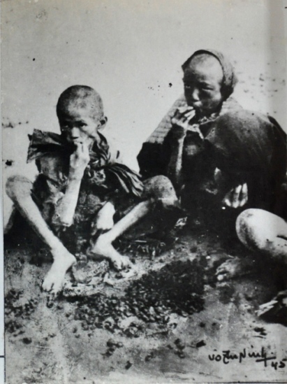 Trẻ em mút vỏ ốc thối nhặt được trên đường phố Nam Định.