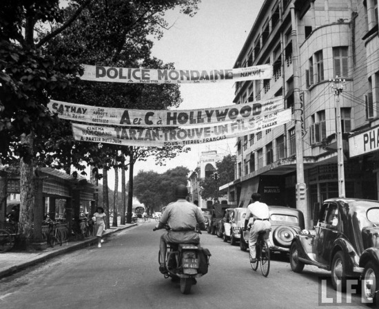 Băng-rôn quảng cáo phim treo đầy trên một đường phố ở trung tâm Sài Gòn.
