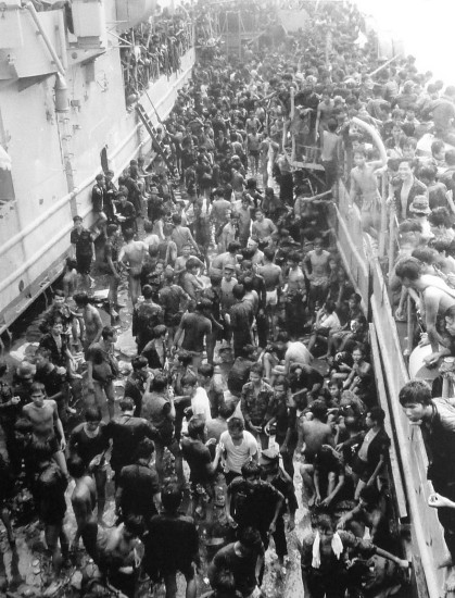 Binh lính Sài Gòn chen chúc trên một chuyến tàu quân sự rời khỏi Việt Nam.