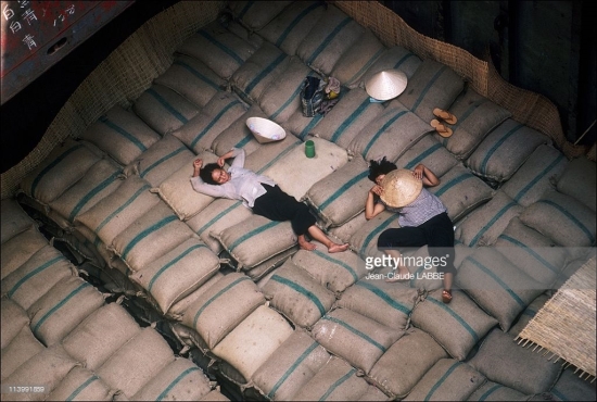 Giấc ngủ của những người công nhân trên một con tàu chở gạo ở cảng Sài Gòn.