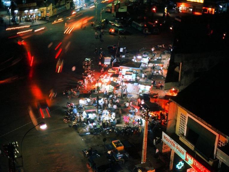 Một góc phố trung tâm Sài Gòn vào buổi đêm.