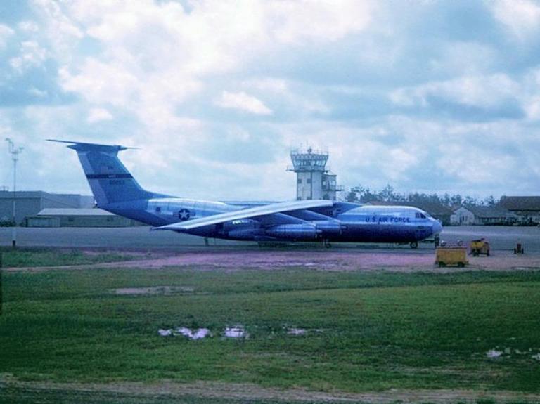 Máy bay quân sự C-141B của Mỹ tại Tân Sơn Nhất.
