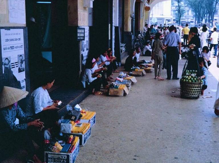 Chợ đen Sài Gòn, nơi bán các mặt hàng lậu với giá rẻ hơn chính hãng. Những thứ màu vàng là hộp phim Kodak.