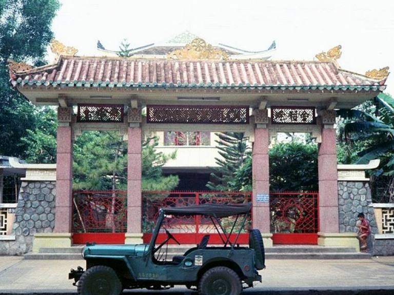 Xe jeep của lính Mỹ án ngữ trước cổng một ngôi chùa
