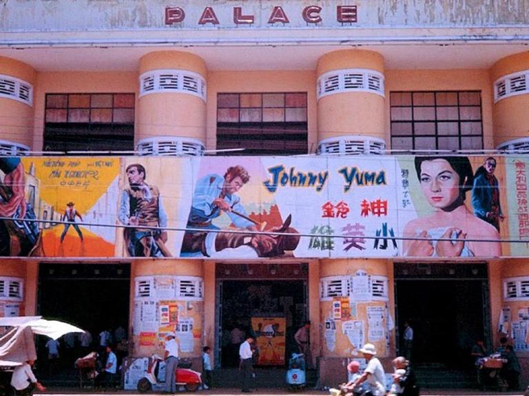 Áp phích quảng cáo bộ phim Johnny Yuma của Italia trước một rạp chiếu phim.