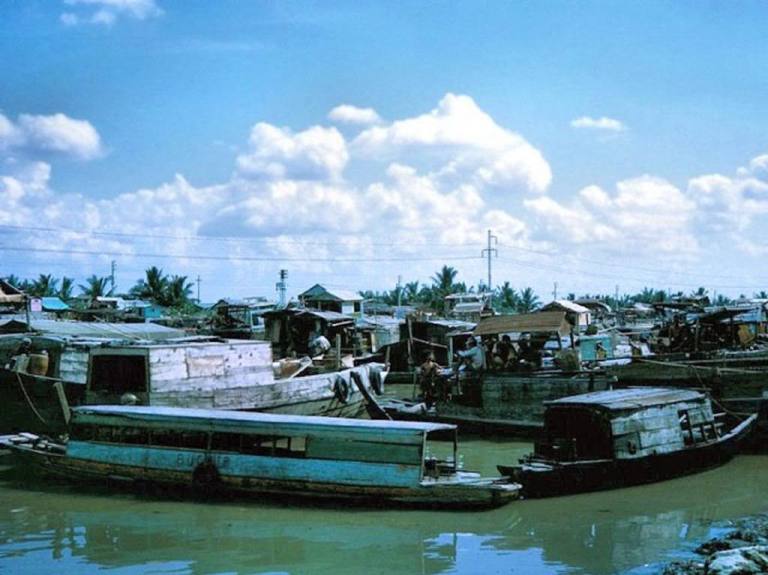 Những con thuyền trên sông Sài Gòn.