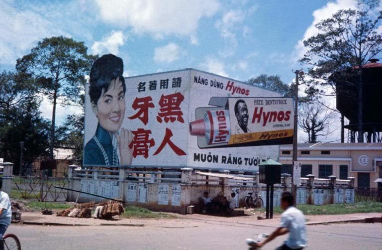Pano quảng cáo kem đánh răng Hynos xuất hiện mọi nơi.