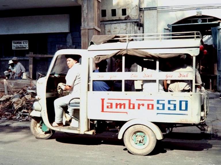 Xe chở khách Lambro 550 ở Sài Gòn.