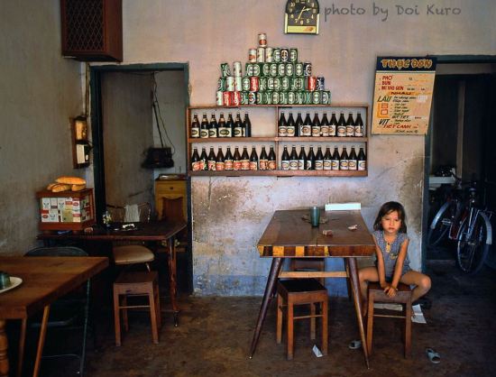  Em bé trong quán ăn, 1989.