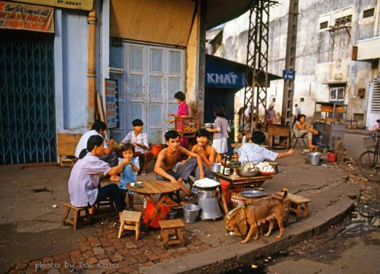 Quán ăn vỉa hè đầu đường Đề Thám, 1989.