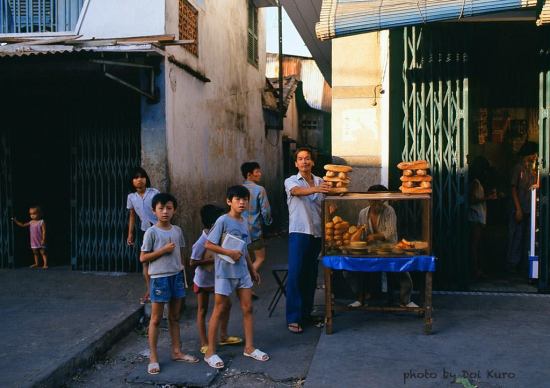 Hàng bánh mì, 1989.
