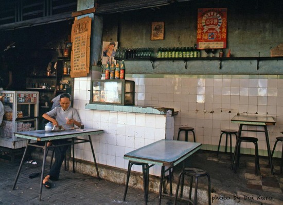   Quán cà phê ở khu Chợ Lớn, 1989.