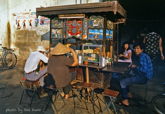   Quán mỳ hoành thánh của người Hoa ở Chợ Lớn, 1989.