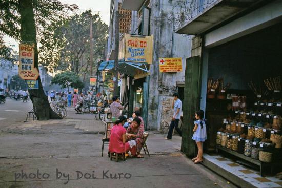  Cửa hàng bánh kẹo trên đường Hiền Vương, đoạn gần ngã 3 Duy Tân, 1990.