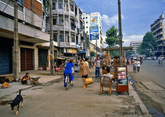  Đường Trần Hưng Đạo, gần ngã ba Trần Hưng Đạo - Nguyễn Cư Trinh, 1990.