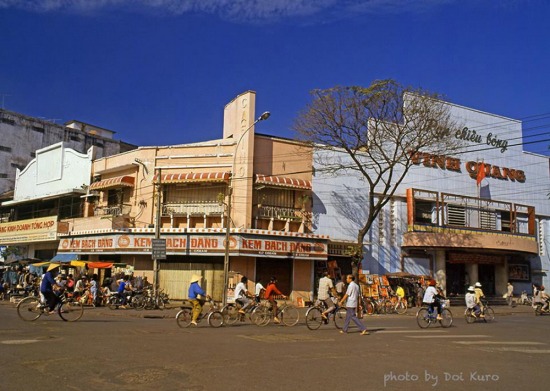   Rạp Vinh Quang và hiệu kem Bạch Đằng ở giao lộ Lê Lợi - Pasteur, 1990.