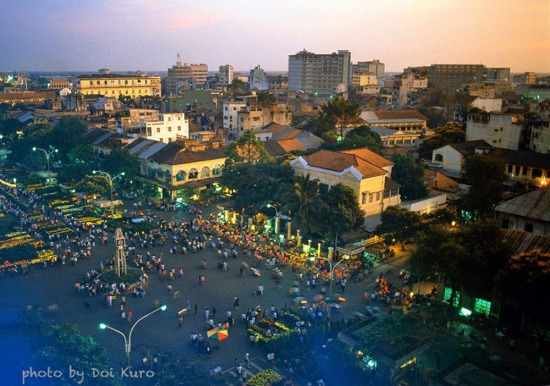   Chợ Hoa Nguyễn Huệ nhìn từ trên cao, 1990.